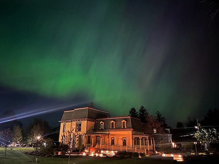 Northern lights in sky over Alumni House