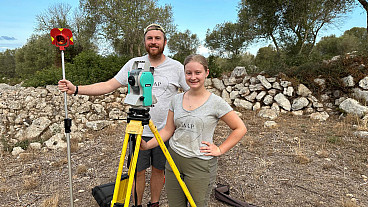 Evelyn Patterson (right) and Dr. Alex Smith (left) with the Total Station at Torre d'en Galmés.