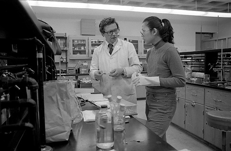 Ingo Peterson with a student in the lab in 1980.
