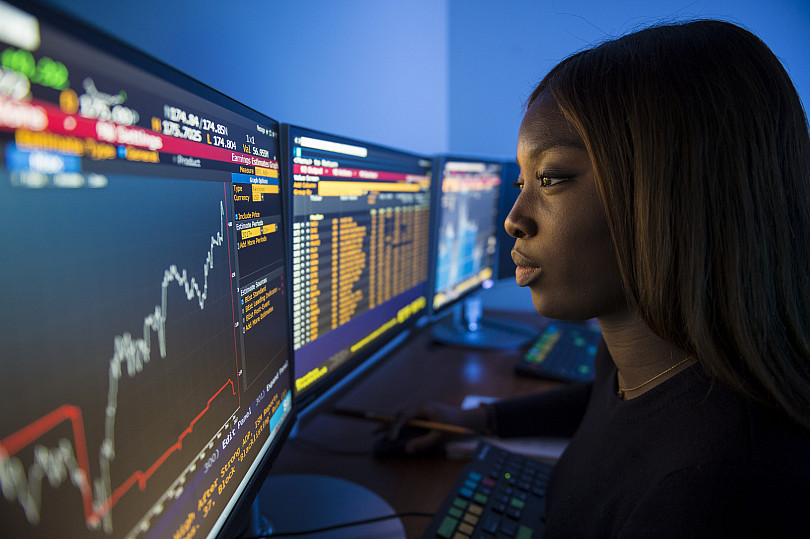 Student using the Bloomberg terminal