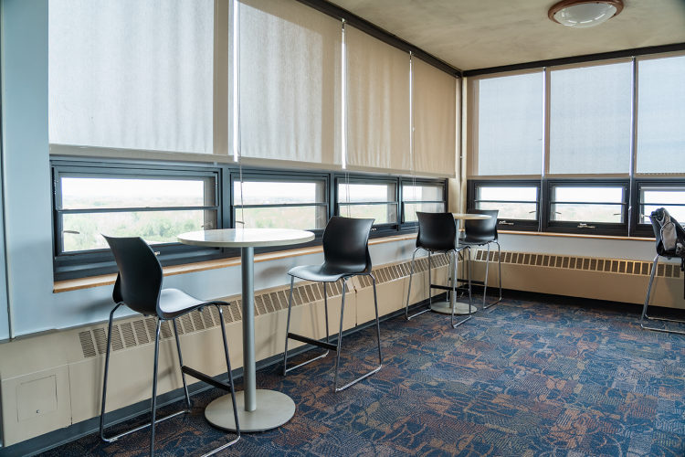 Corner view of tables and high chairs placed in a lobby